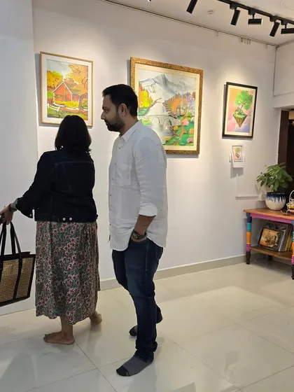 Visitors at the "Timeless Whispers" exhibition. We welcome everyone to come and experience the stories and charm of the artworks on display.