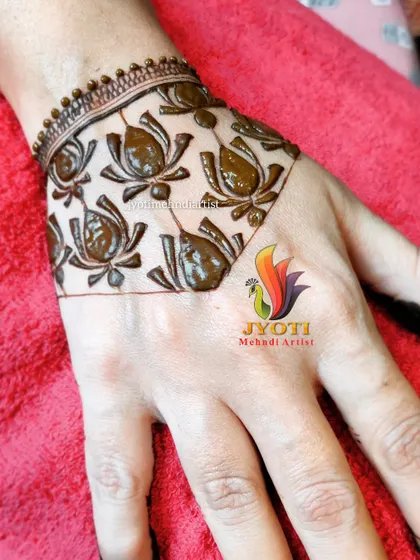 A simple yet striking Gulf-style lotus pattern, perfect for a modern and minimalist back-of-hand design.