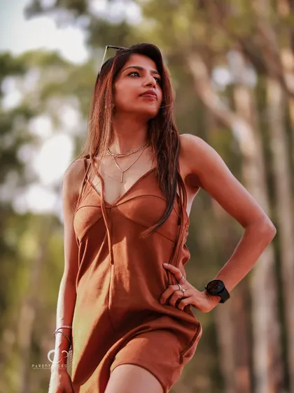 Bathed in the warm glow of the golden hour. This outdoor portrait captures a sense of freedom and adventure, with the light beautifully highlighting her hair and profile.