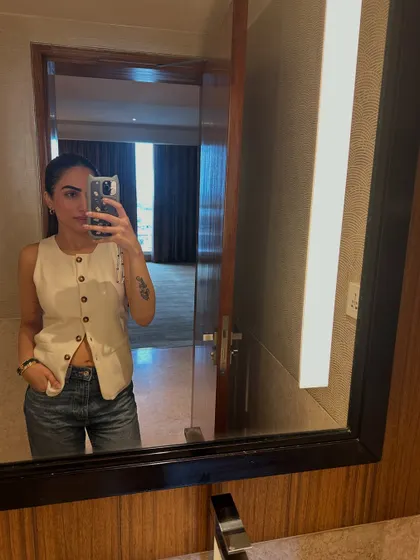 A quick mirror selfie from my hotel room in Bangalore. A simple vest and jeans for a day of exploring.