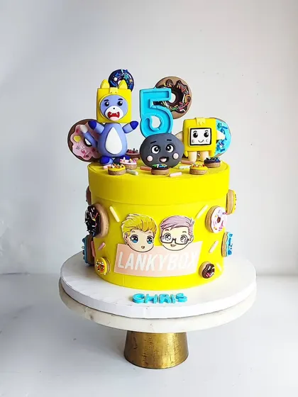A bright and fun Lanky Box themed cake for Chris's 5th birthday. I love when kids have unique favorite characters, and bringing them to life with edible toppers and details is always an exciting challenge.