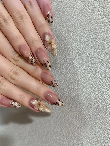 For a look that's both fierce and delicate, I hand-painted this leopard print on sharp, stiletto-shaped gel extensions. The design is balanced with a beautiful, sculpted 3D acrylic flower on the accent nail.