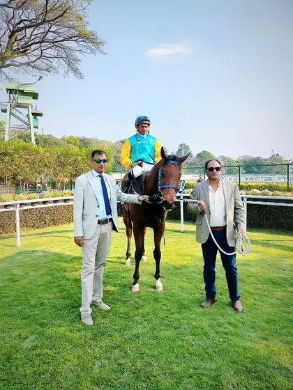 De Villiers, with jockey Akshay Kumar, after winning The Delhi Race Club Trophy.