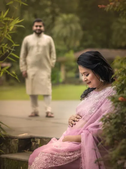 This composition tells a story of anticipation, with the mother-to-be in the foreground and her partner watching over her from a distance. It’s a quiet, narrative-driven portrait from their outdoor session.