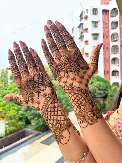 A classic Arabic and Indian fusion bridal design. The pattern flows beautifully from the arms down to the fingertips, creating a delicate and elegant look.