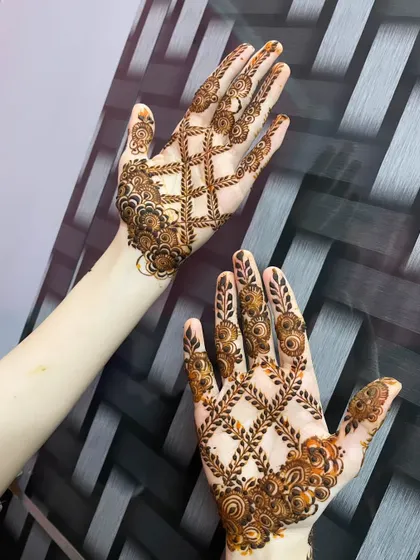 A beautiful lattice or 'jaal' design that covers the back of the hands. The patterns are slightly different on each hand for a unique touch.