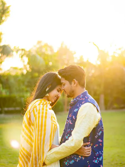 Bathed in the warm glow of the golden hour, this pre-wedding photo captures a tender, intimate moment. We know the best times and locations to get that perfect, sun-kissed light.