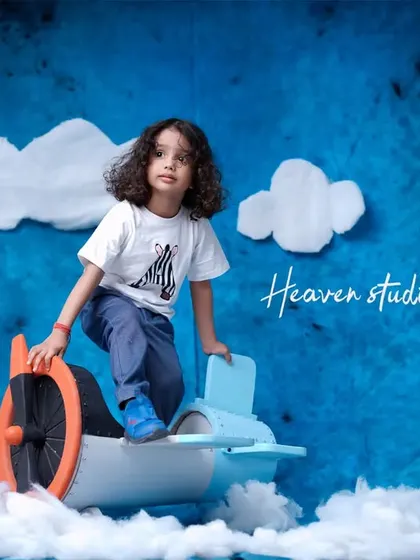 Up, up, and away. This imaginative airplane theme, complete with clouds and a blue sky backdrop, is perfect for your little dreamer.