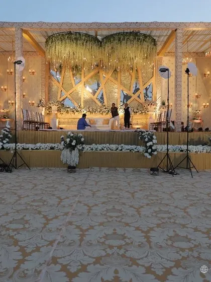 We use unique materials to create one-of-a-kind stages. This design incorporates textured leather panels, hanging floral rings, and reflective mirror accents for a modern and luxurious main stage.