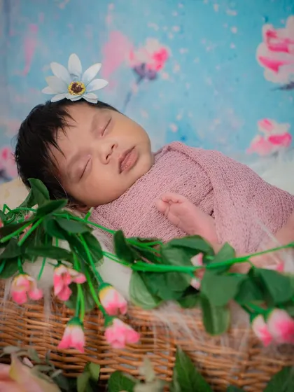 Another angle of this floral-themed setup, showing the baby peacefully dreaming. I carefully arrange every element to create a harmonious and beautiful image.