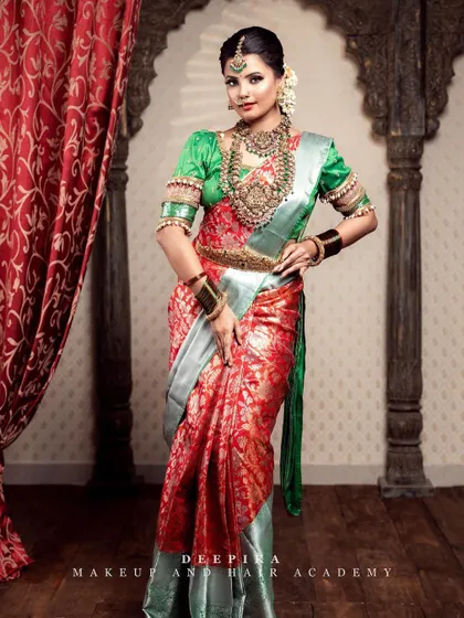 A full view of this traditional red and green bridal saree. The way the silver in the saree complements the antique gold jewelry is just perfect.