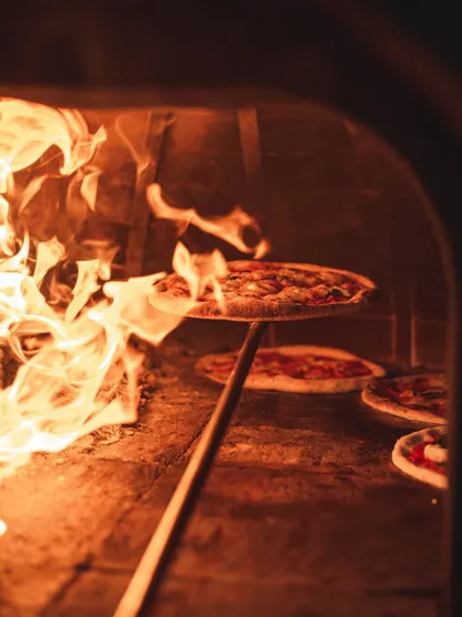 This is the heart of our operation: a real wood fire hitting 400°C. We bring this authentic Neapolitan pizza experience right to your event, cooking each pizza to perfection in minutes for your guests to see.