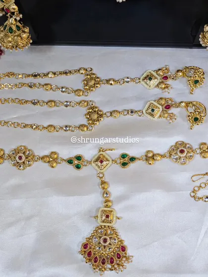 Unique caption for media id 120 describing the specific jewellery and look.