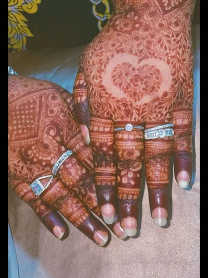 A close-up on the personalized heart motif, which is clearly visible thanks to the quality of the henna stain.