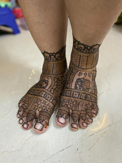 Another view of the classic bridal feet design. The patterns are dense and beautiful, ensuring the bride looks stunning from every angle.