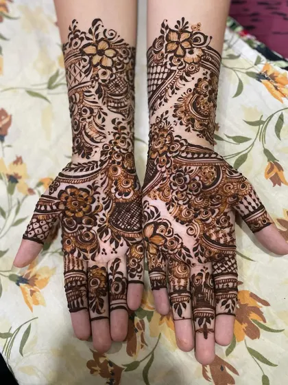 I love creating symmetrical designs that look beautiful when you place your hands together. This set features a mix of floral and paisley elements for a classic feel.