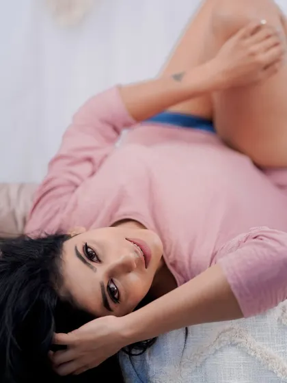 A playful and carefree pose. The "no-makeup" makeup look enhances her features naturally, making it perfect for authentic and candid-style portraits.