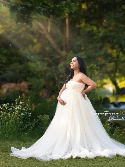 This is the same beautiful shot, emphasizing the ethereal quality that outdoor lighting can bring to a maternity session.