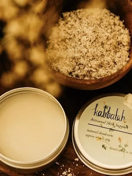 A close-up of the deodorant and the natural powders used in its formulation. These ingredients work together to absorb moisture and neutralize odor.