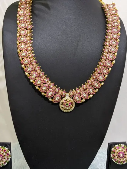 The Jadau haara set displayed on a bust, showing how beautifully it sits.