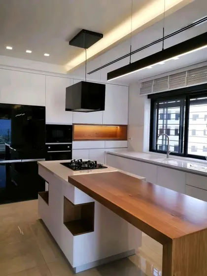 A repeat of image 91, showcasing the white island with a wooden dining extension.