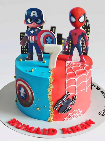 A dual-theme cake featuring Captain America and Spider-Man. This half-and-half design is perfect for a superhero fan who can't choose a favorite, or for a joint birthday party.