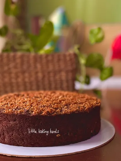 I love experimenting with flavours, and I especially love when people are willing to try them. This apple cinnamon chocolate cake with whole wheat flour was a delicious experiment.