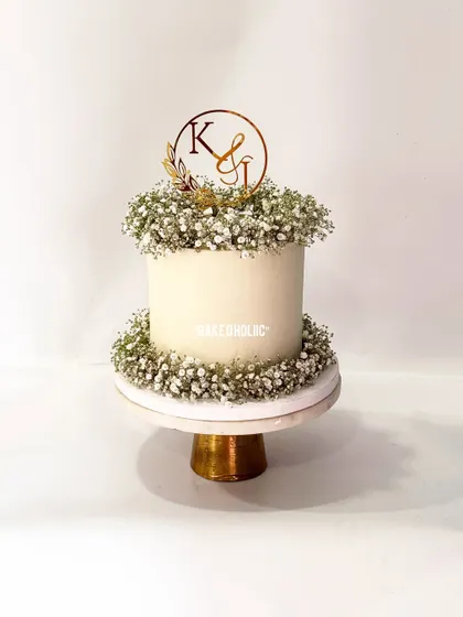 Another shot of the simple and elegant single-tier wedding cake. It proves that a cake doesn't have to be huge to make a big statement.