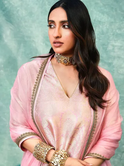 A beautiful three-quarter shot of Akansha from the 'Dastoor' music video.