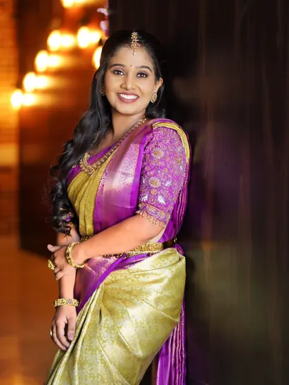 This model is the picture of elegance in a simple, traditional gold-finish set, perfect for a sister of the bride or groom.