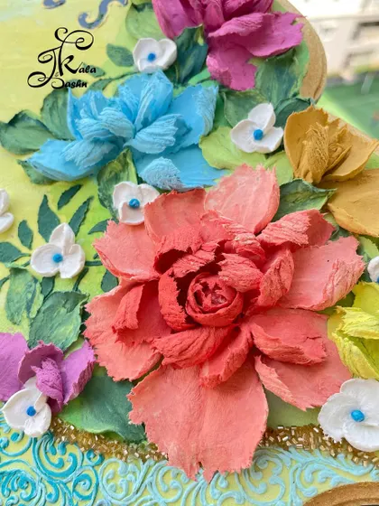 On this name board, I experimented with a new font style, enhanced with a golden liner to make it stand out. The flowers are made with my own custom-mixed plaster, creating unique colors and textures.
