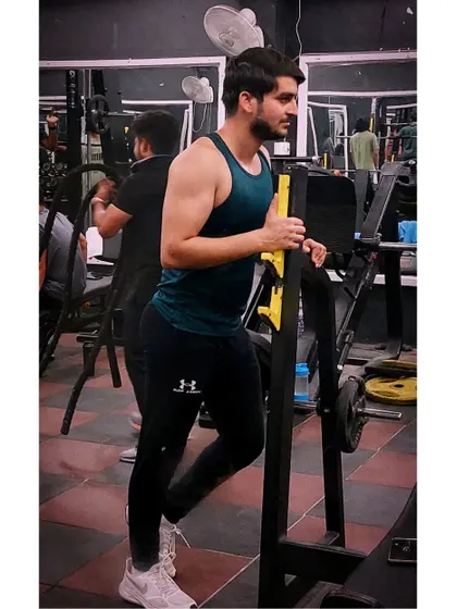 A moment of focus in the gym. Consistent training and a clear goal are the foundation of any successful fitness transformation. It is about showing up and putting in the work.
