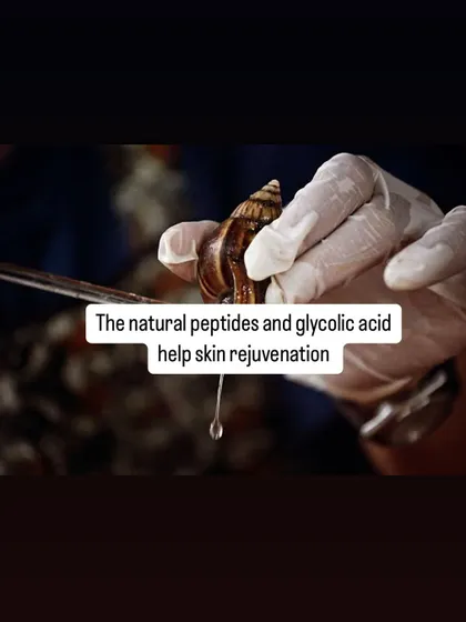 It also contains natural peptides and glycolic acid, which aid in skin rejuvenation and gentle exfoliation.