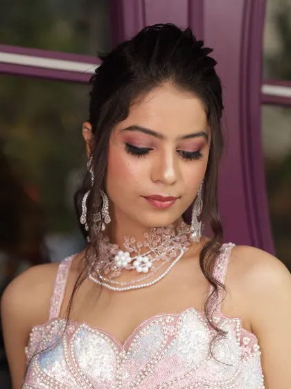 A close-up on our delicate pink and white floral choker, a perfect accessory for a pastel outfit.