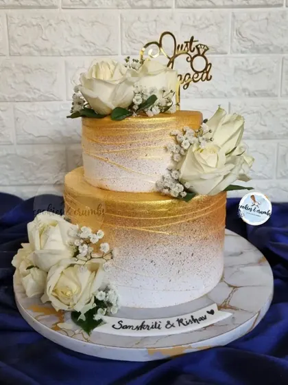 There's something so special about a golden ombre cake. This two-tiered beauty, adorned with fresh white roses, was the perfect centerpiece for a 'Just Engaged' celebration.