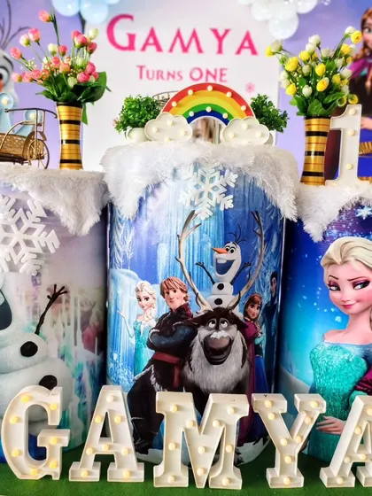 The cake plinths are wrapped in scene's from the Frozen movie, featuring all the beloved character's.