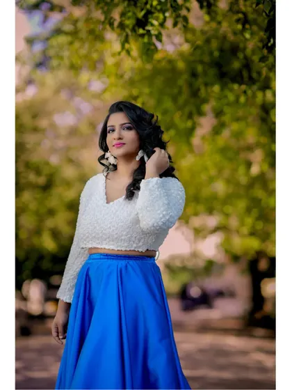 This look is perfect for capturing beautiful portraits amidst nature. The bright blue of the skirt stands out, while the white top keeps the look fresh and modern.