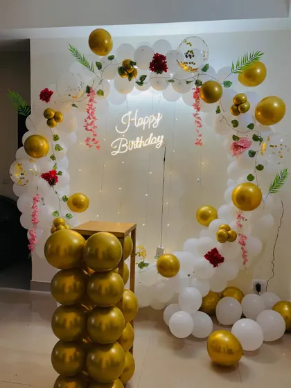 Another angle of the white and gold floral balloon ring, showing the included cake stand.