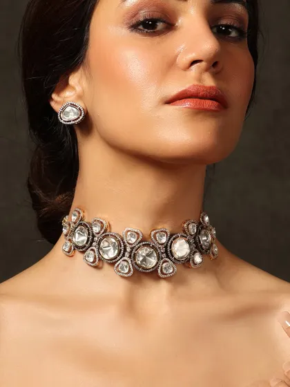 A bold and modern choker made of large, uncut polki diamonds, perfect for a cocktail party or reception.