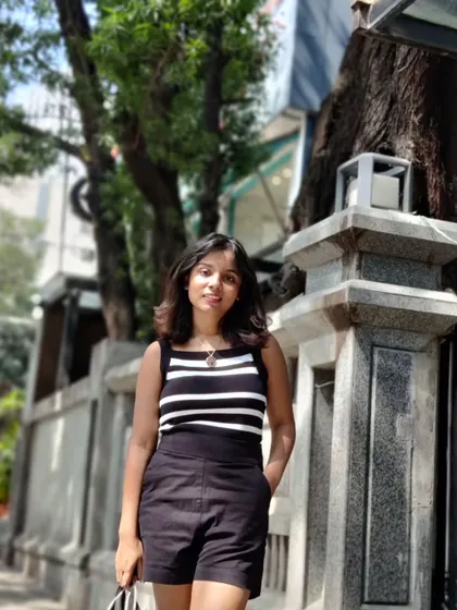 A duplicate of ID 43, another angle of my brunch outfit.