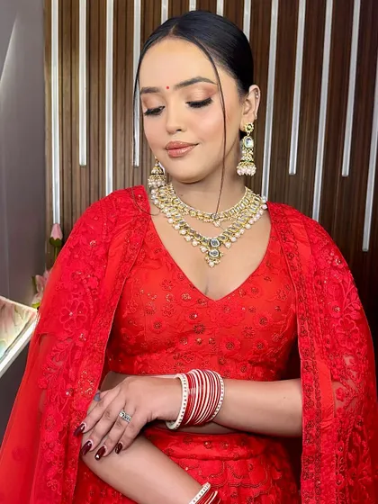 A bride in her soft era. This look is all about fresh, luminous skin, softy defined eyes, and a natural lip color, creating a timeless and elegant bridal style.