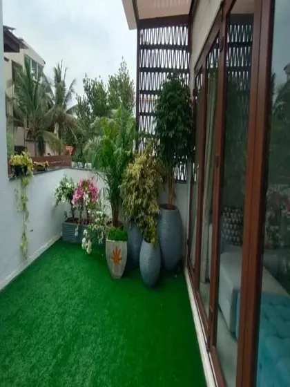 Even a small balcony can become a green paradise. Here, I used high-quality artificial turf to create a maintenance-free lawn, and filled the space with a variety of potted plants and flowers to build a lush, private retreat.