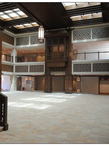 Inspired by Oman’s cultural heritage, the interior of Souq al Madina reflects the ethos of souqs that date back over 200 years. The grand hall features traditional wooden columns and a decorative balcony.