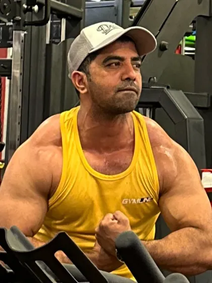 Morning pump in fire mode. A quick flex in the gym, showing the results of a consistent training schedule.
