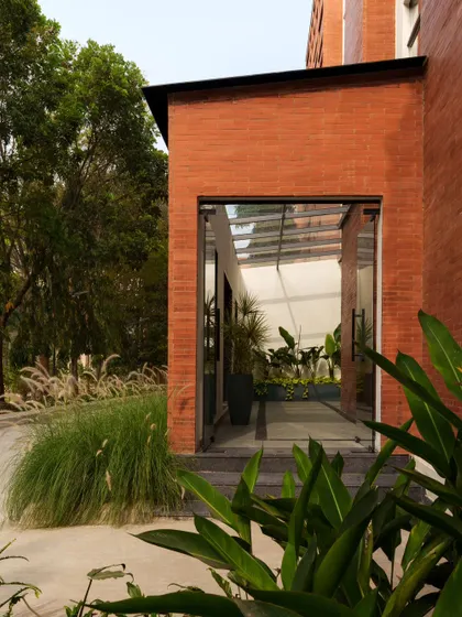 The entrance to the Biovet building protrudes with a glass roof, providing a bright and warm welcome. The raw character of the building is enhanced by using natural materials like Kota and granite for the flooring.