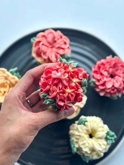 A closer look at my edible floral cupcakes. Each one is a mini work of art, with different flower designs like roses, dahlias, and succulents, all hand-piped with delicious buttercream in a variety of colors.