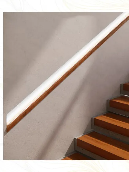 A detail of the staircase handrail, which has an integrated LED light strip, providing functional illumination that also highlights the texture of the wall.