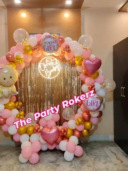 The full view of the pink and gold welcome baby balloon ring, complete with "It's a Girl" and baby-shaped foil balloons.