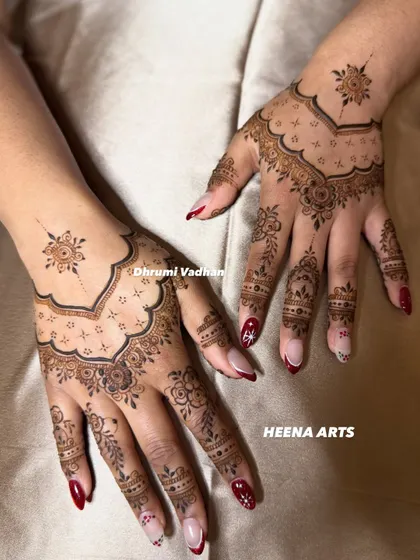 A stylish and modern design on the back of the hands, featuring a scalloped border and floral motifs.