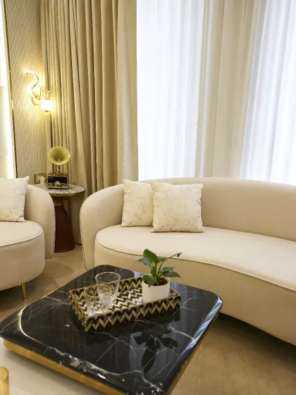 Details matter. A vintage-style gramophone and a modern side table create a beautiful little corner in this living room. It’s these personal touches that give a home its soul.